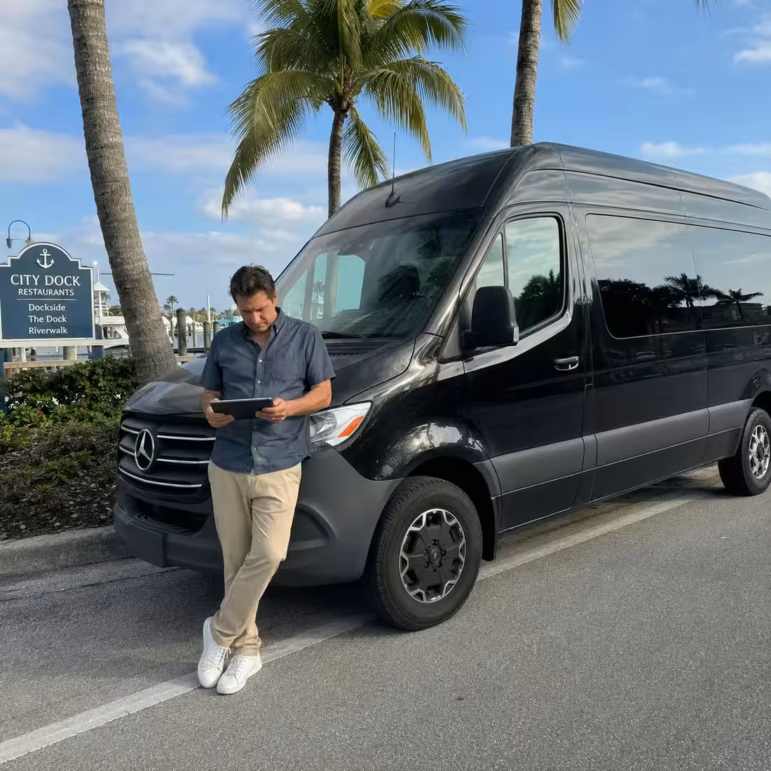 Dispatcher planning a Naples party bus route and quote